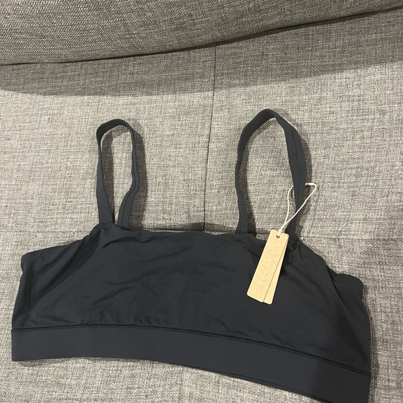Skims Scoop Neck Bra - Picture 5 of 12